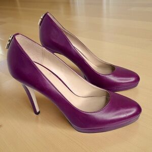 Michael Kors Genuine EUC Antoinette Leather Pump burgundy SZ/9 Gold MK logo